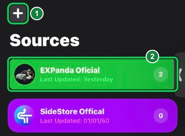 Captura da aba «Sources» do SideStore no iPhone: o botão «+» no canto superior esquerdo, com a marca verde 1, o título «Sources» e a lista de fontes. A primeira, em verde, é «EXPanda Oficial», com 2 apps e a marca verde 2; a segunda, em roxo, é a do próprio SideStore, sem apps.